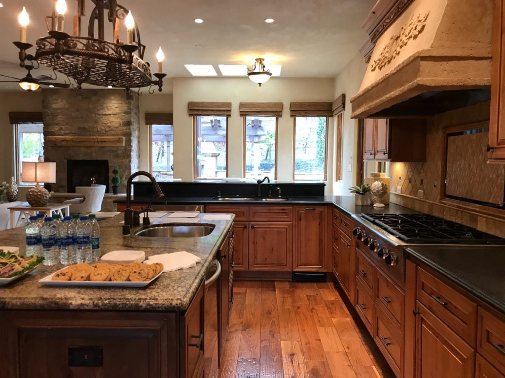 How To Match Granite Countertops With, What Color Cabinets Go With Black Granite Countertops