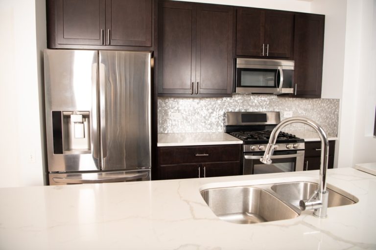 HOW TO REPAIR SCRATCHES ON A QUARTZ COUNTERTOP Granite Selection