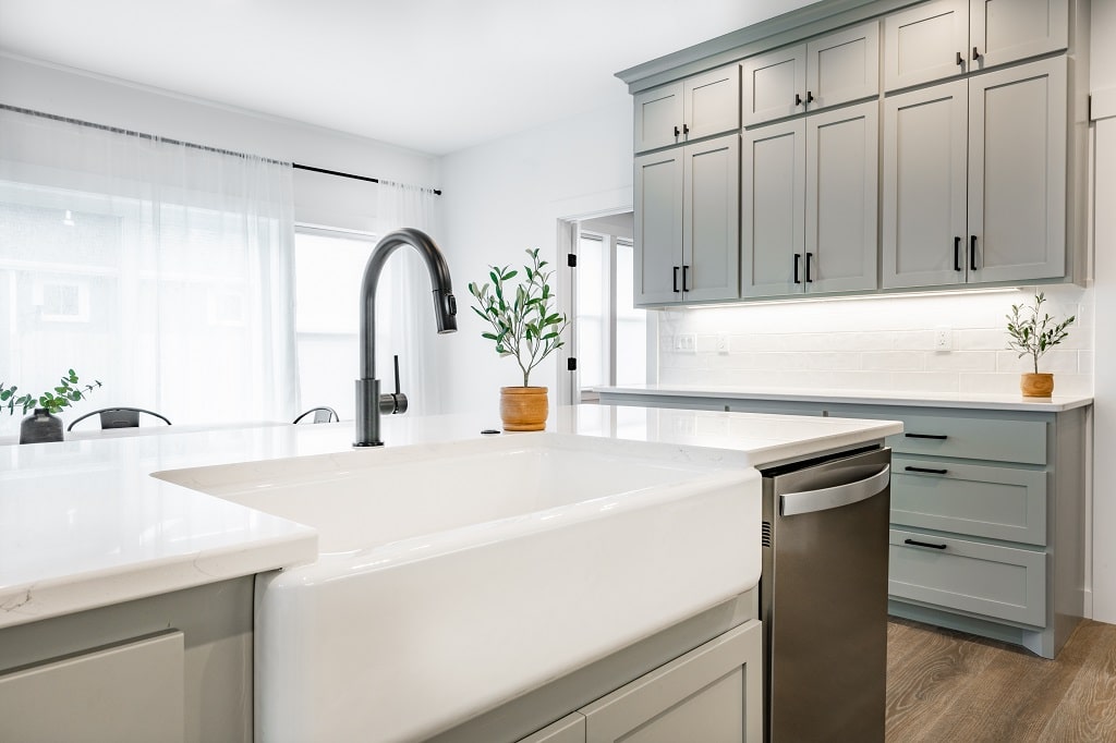 can you cut quartz countertops