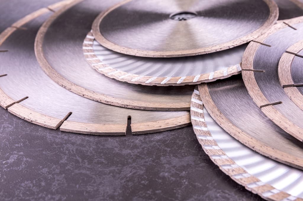 how to cut a quartz countertop