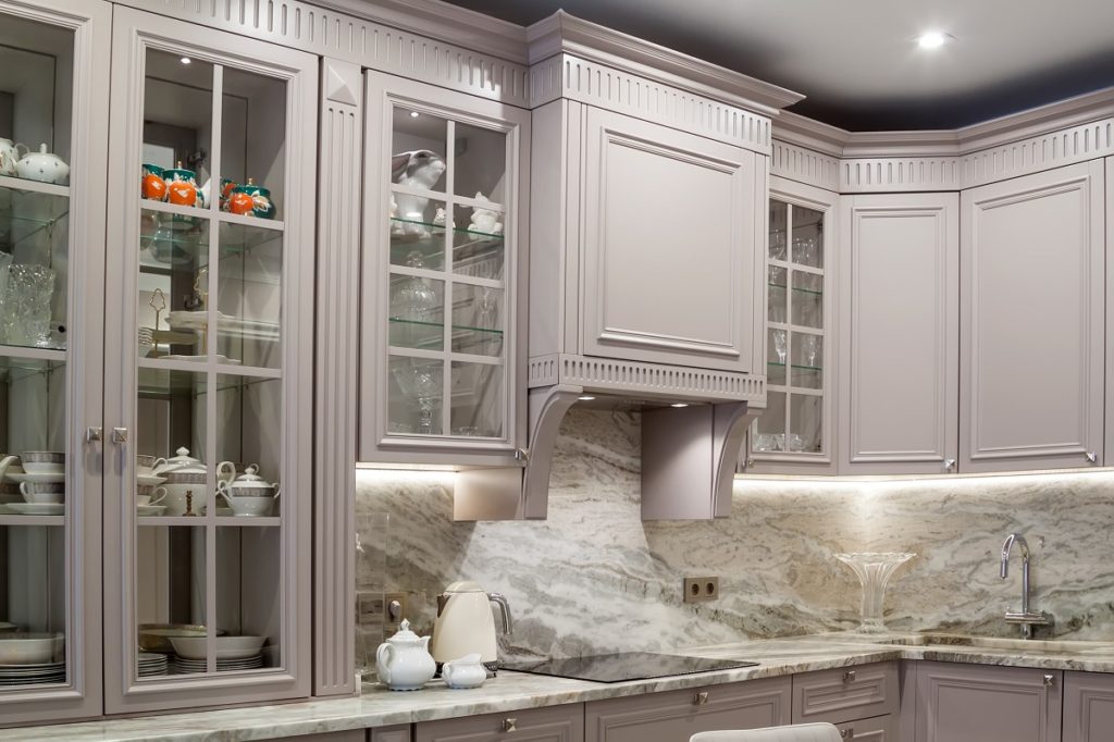 Similar Colors in Gray Quartz Kitchen Design